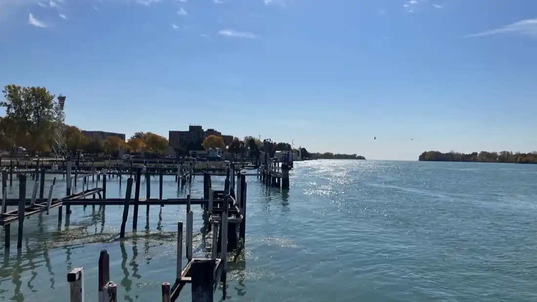Mga pantalan sa Amherstburg waterfront na tanaw ang Detroit River