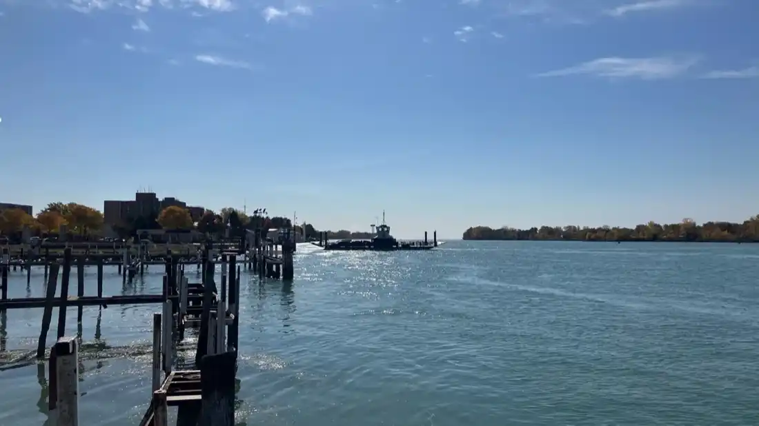 Ferry sa Detroit River sa tabi ng Amherstburg waterfront