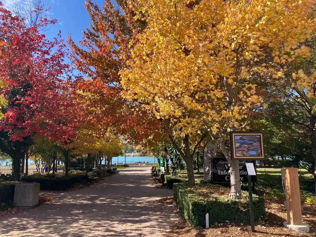 Mga puno ng taglagas at daang bato sa King's Navy Yard Park sa Amherstburg