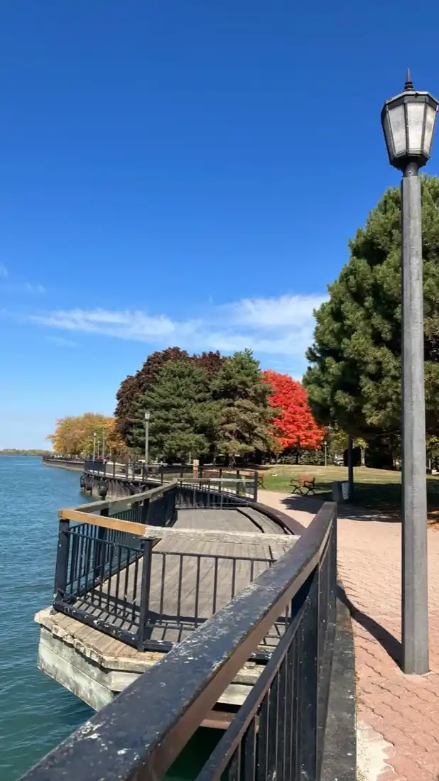 Riverside boardwalk at mga bangko sa Amherstburg Ontario