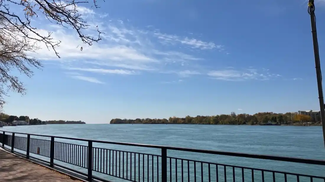 Tanawin ng Detroit River mula sa Amherstburg waterfront promenade