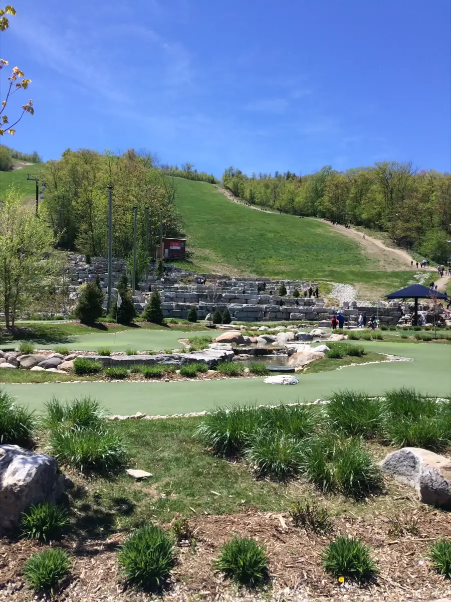 Área de mini golfe e atividades de verão na encosta em Blue Mountain