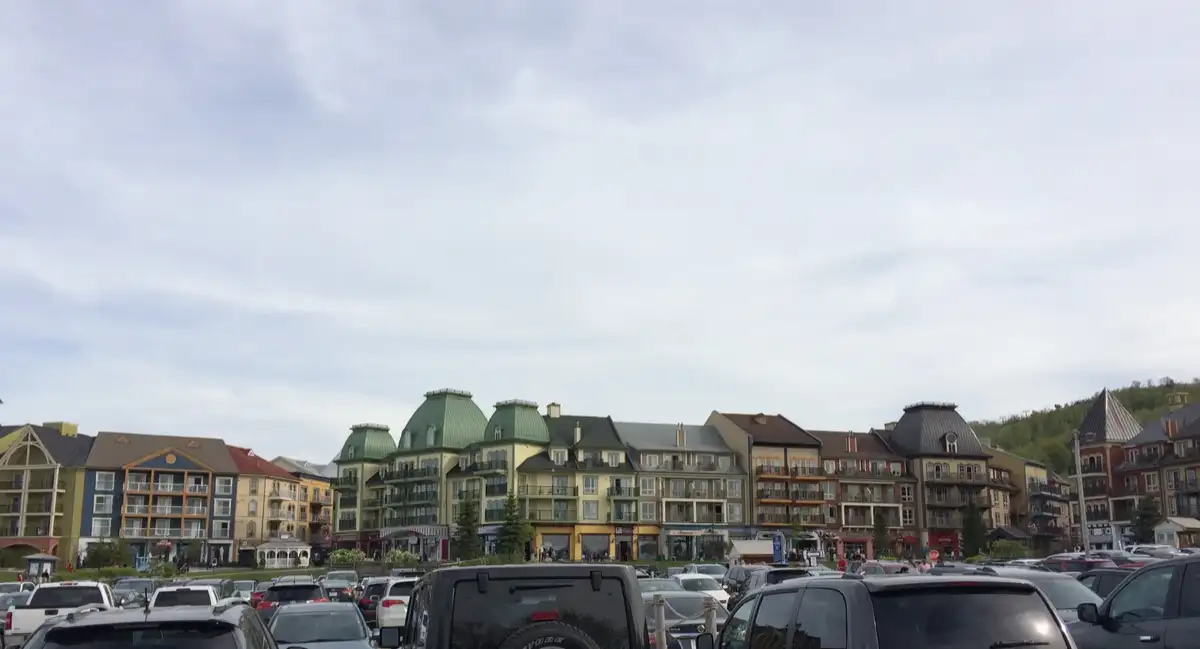 Borda da Vila Blue Mountain e área de estacionamento próxima sob um céu claro