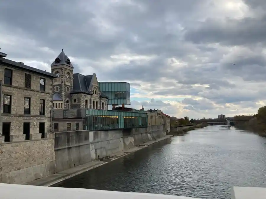 Architecture historique de Cambridge Galt au bord de la Grand River sous un ciel dramatique