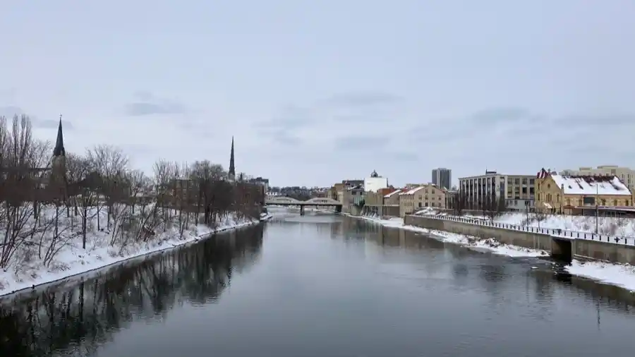 Vue hivernale de la Grand River et du centre-ville historique de Galt à Cambridge, Ontario