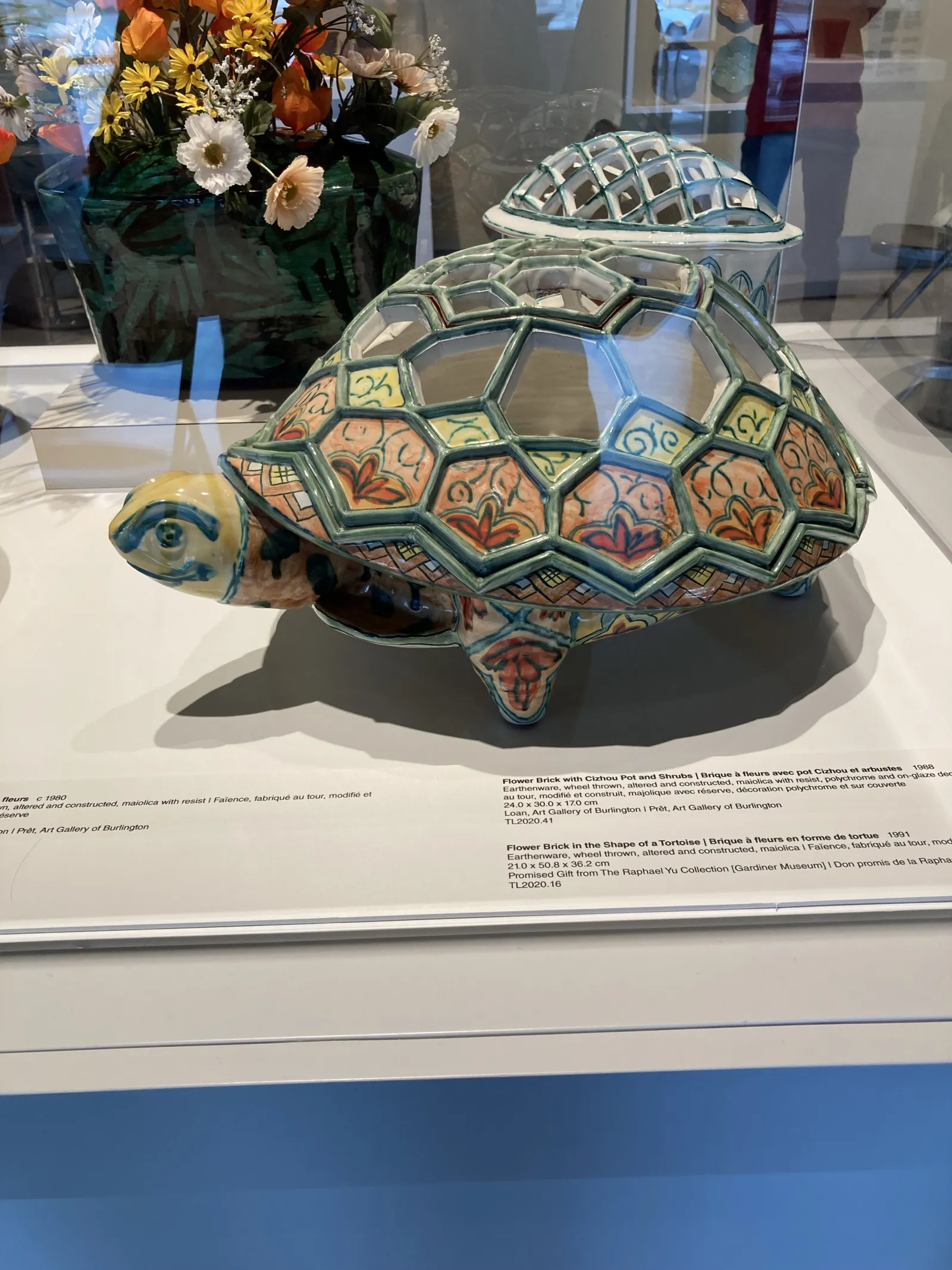 位于Waterloo的Canadian Clay and Glass Gallery内色彩斑斓的陶瓷乌龟雕塑