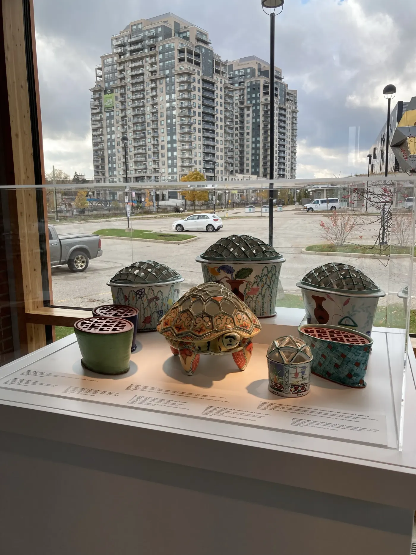 滑铁卢的加拿大粘土和玻璃画廊展出陶瓷作品和窗外的公寓