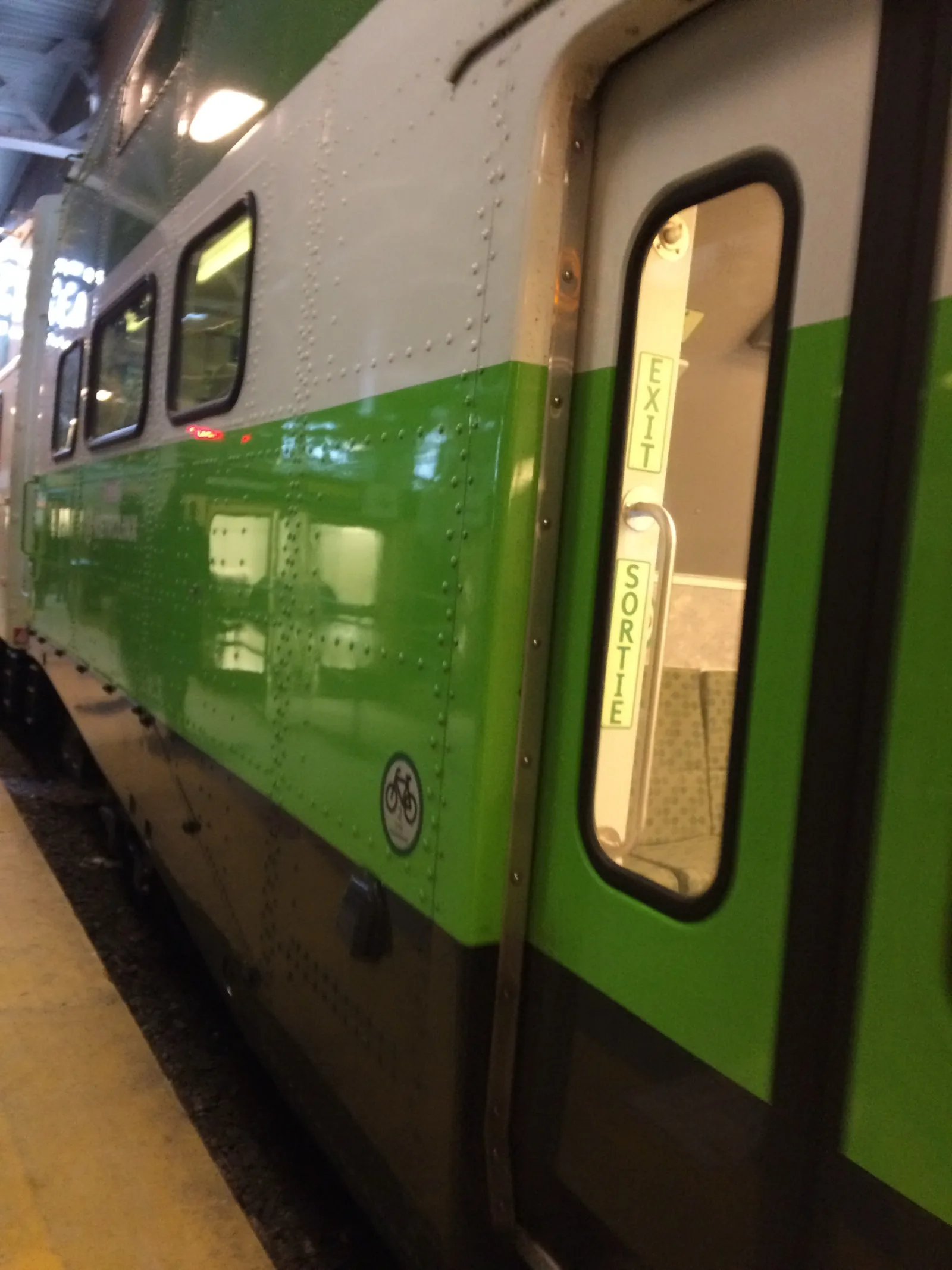 GO Transit列车外观，拍摄于Toronto Union Station，准备乘坐Kitchener线列车