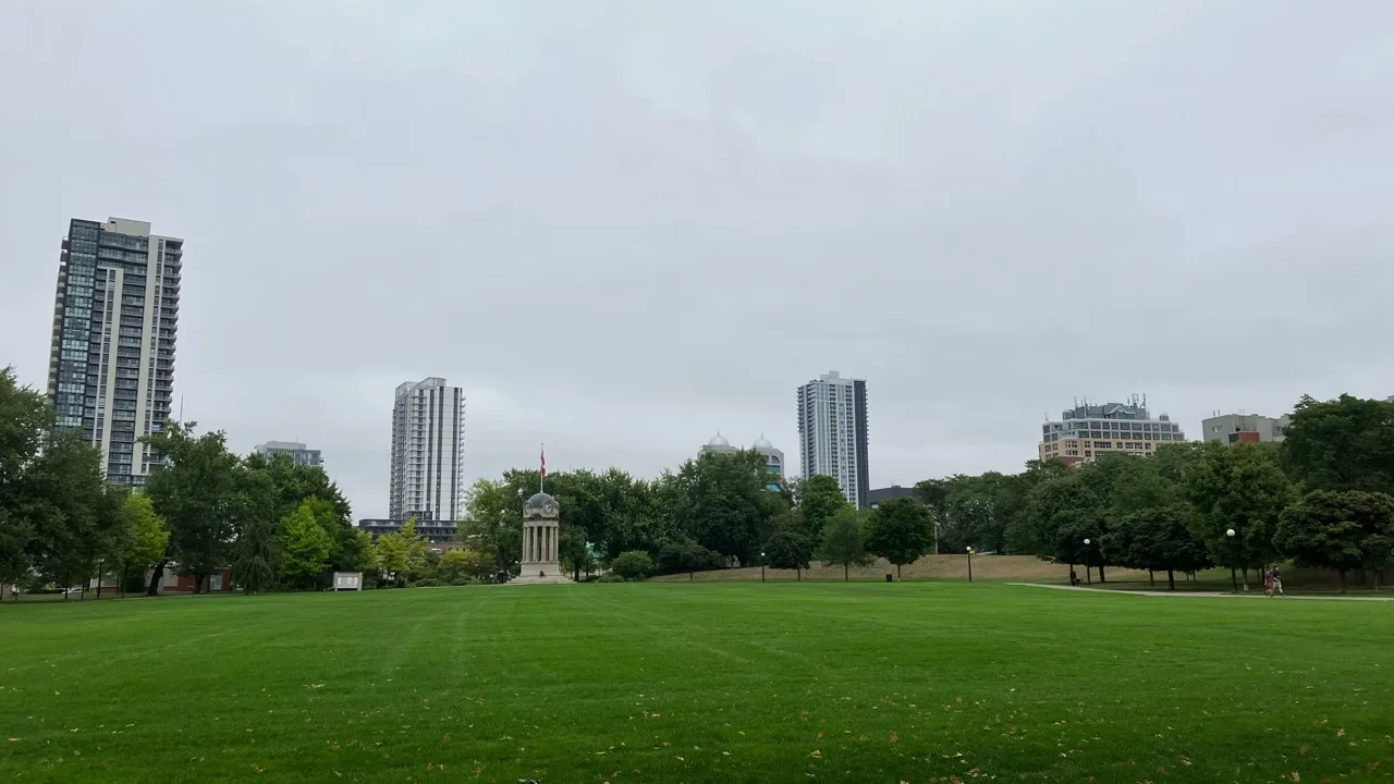 基奇纳维多利亚公园,拥有绿色草坪和市中心高层天际线