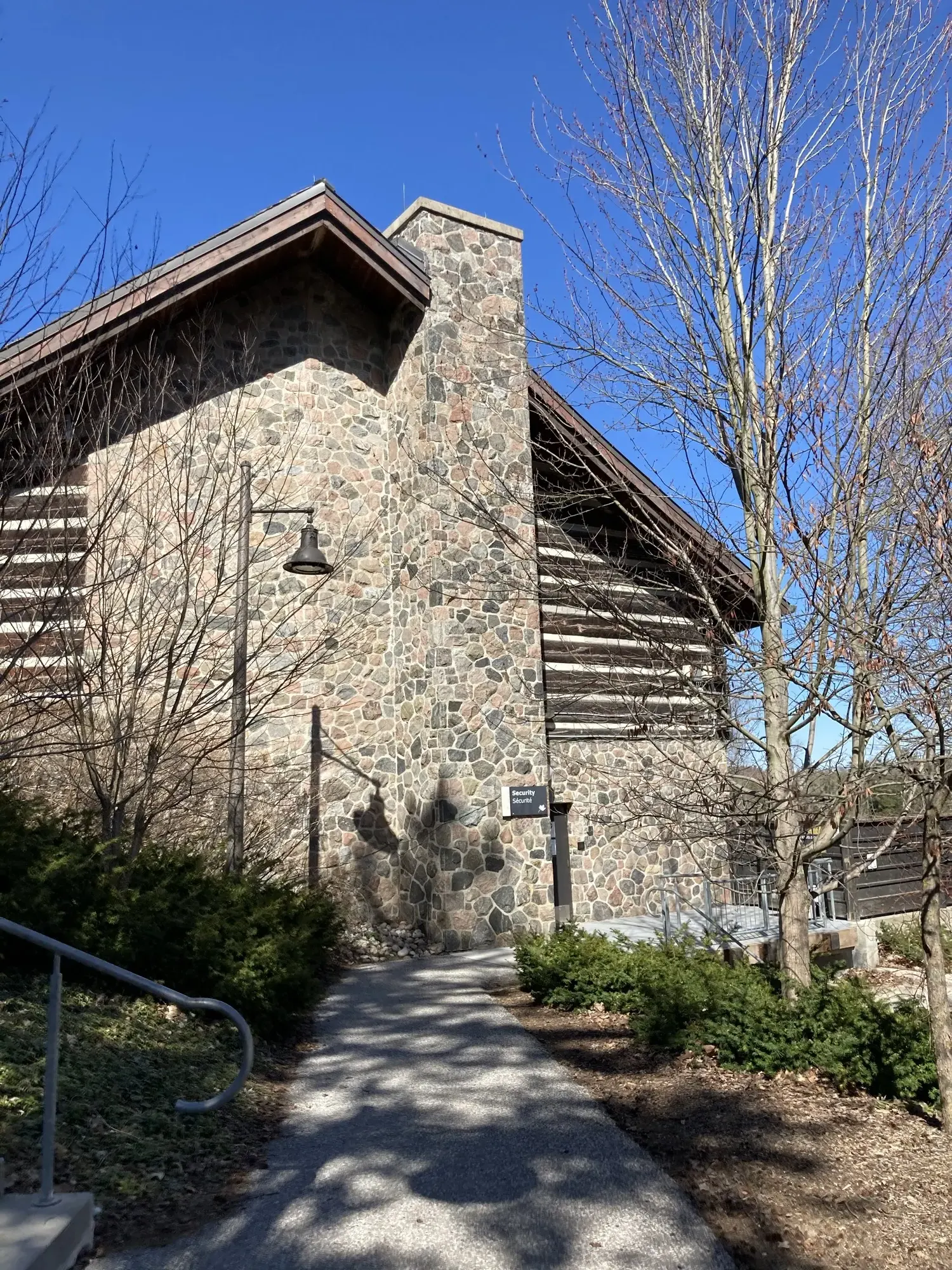 Kleinburg میں McMichael Canadian Art Collection کی عمارت کا پتھر نما بیرونی حصہ