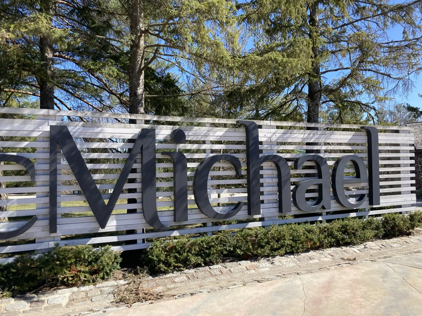 McMichael Canadian Art Collection کا سائن Kleinburg کے داخلی دروازے کے قریب