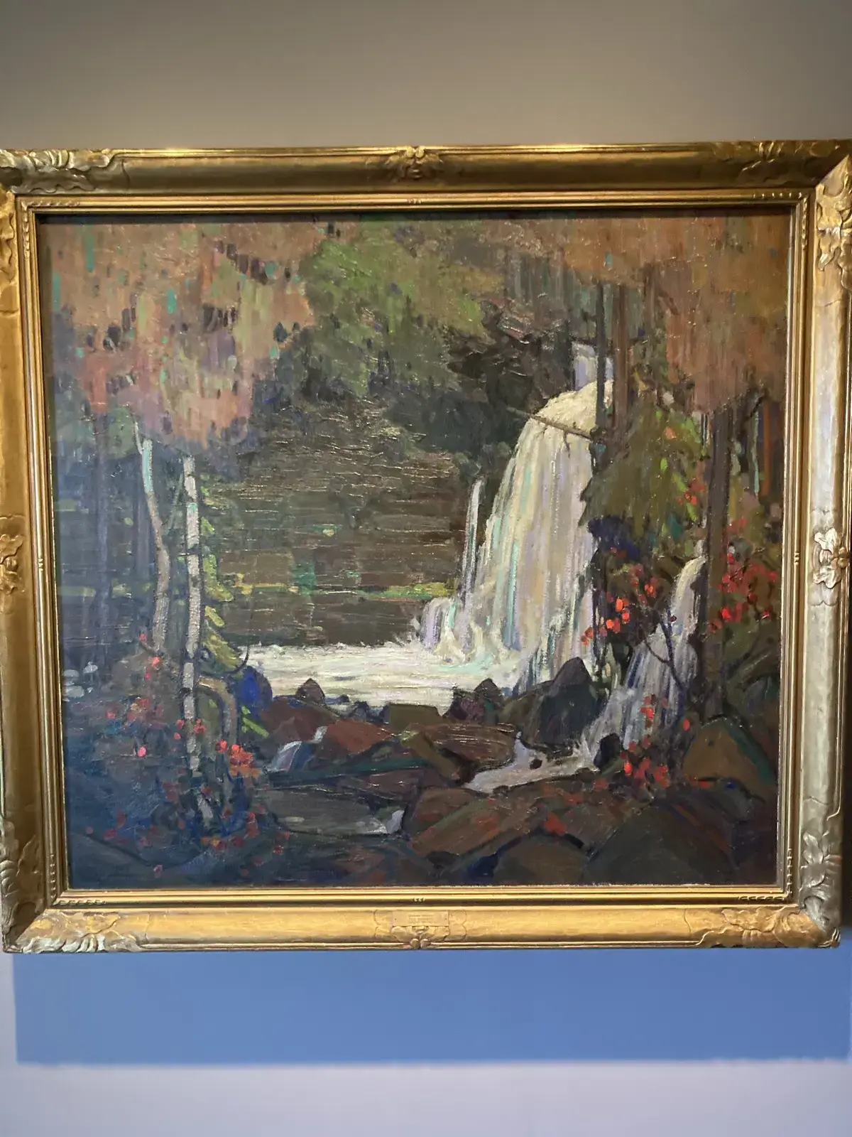McMichael Canadian Art Collection کے اندر فریم شدہ آبشار کا مناظر والا پینٹنگ