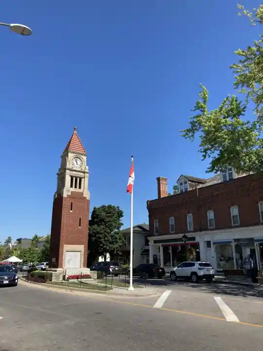 Queen Street Cenotaph and Clock Tower in Niagara-on-the-Lake beneath a blue sky