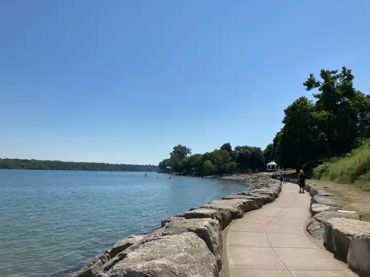 Queen's Royal Park waterfront path beside the Niagara River and Lake Ontario