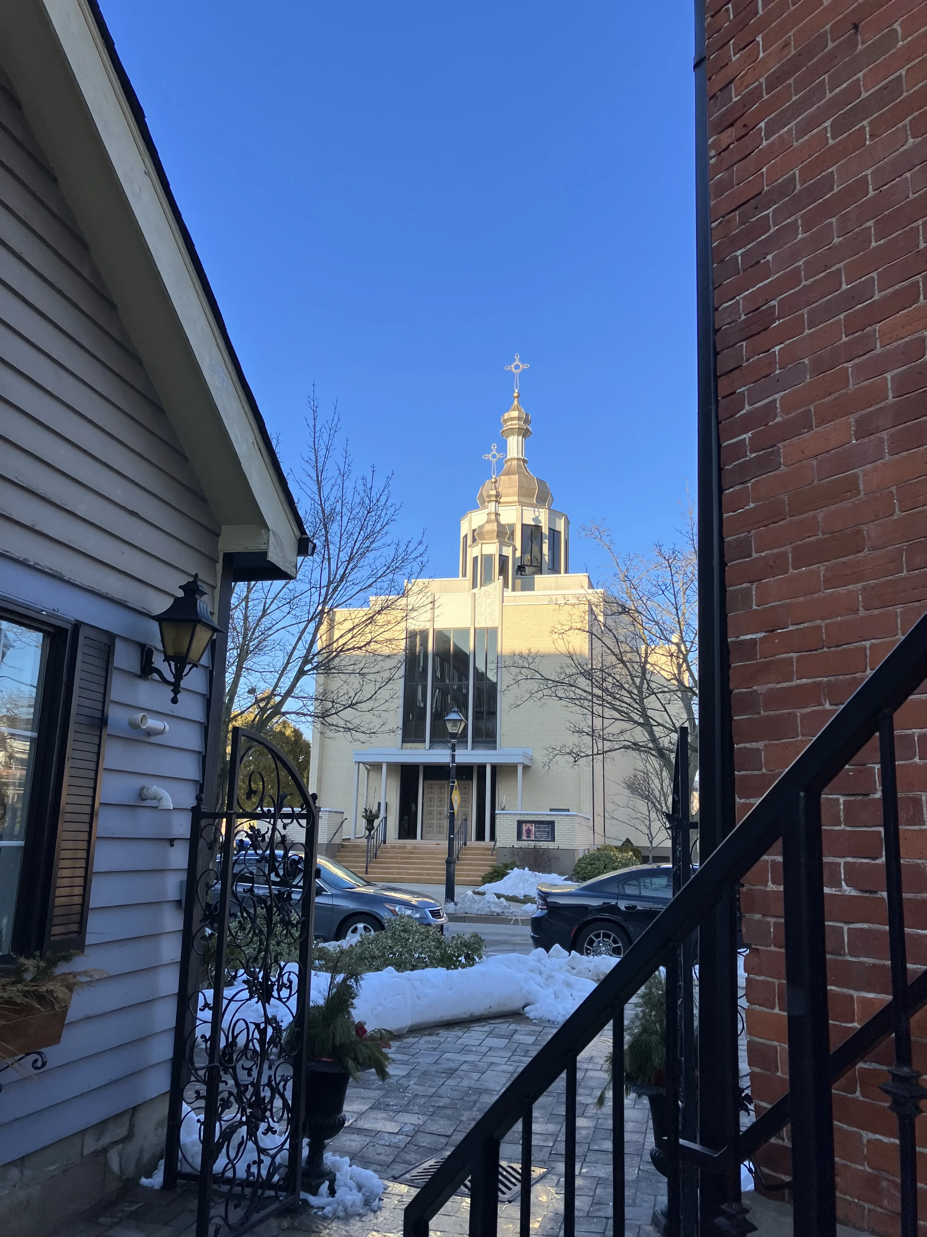 Vista da arquitetura semelhante a uma igreja na Burlington Village Square