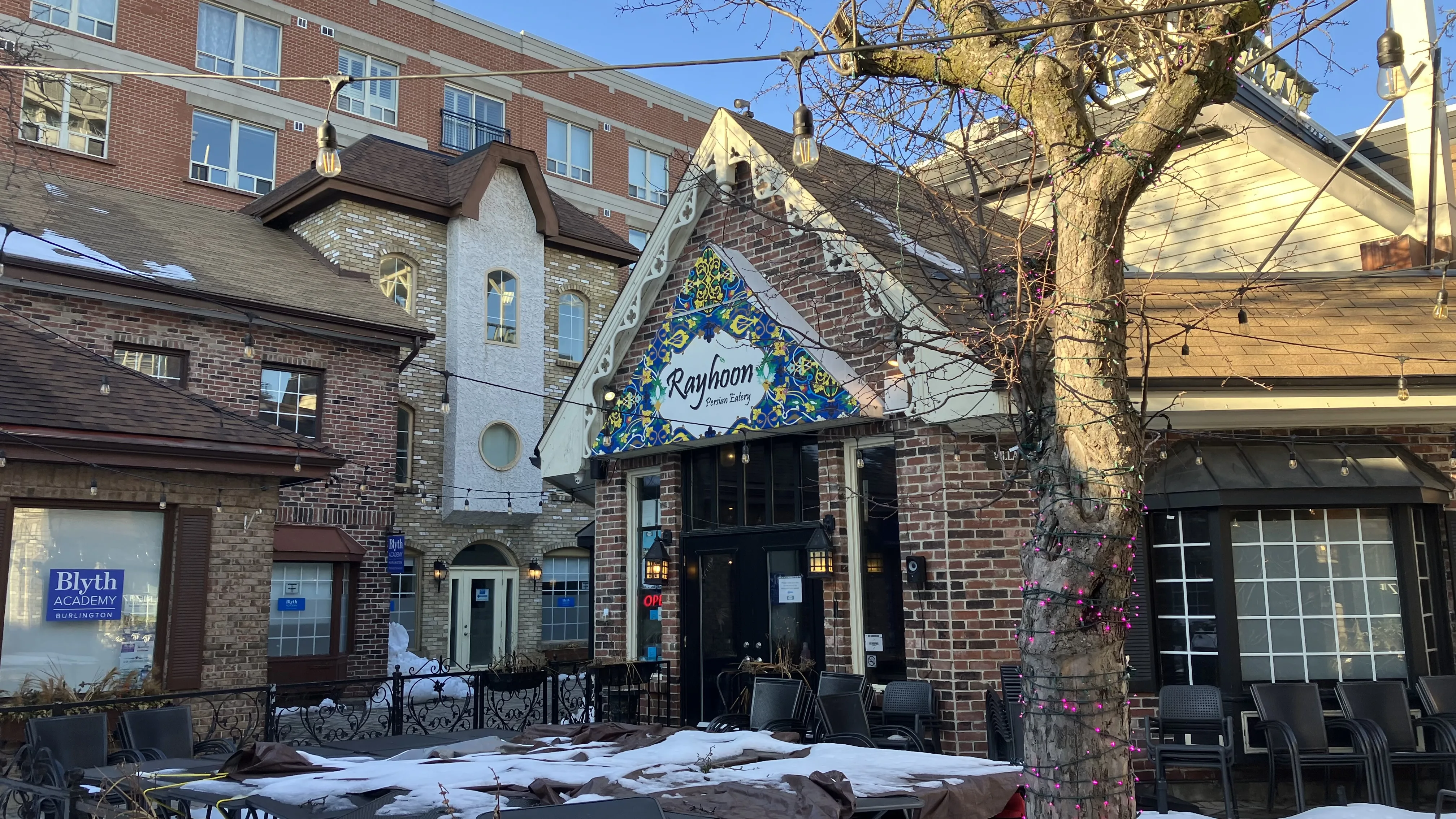 Fachadas de tijolos da Burlington Village Square e neve no inverno