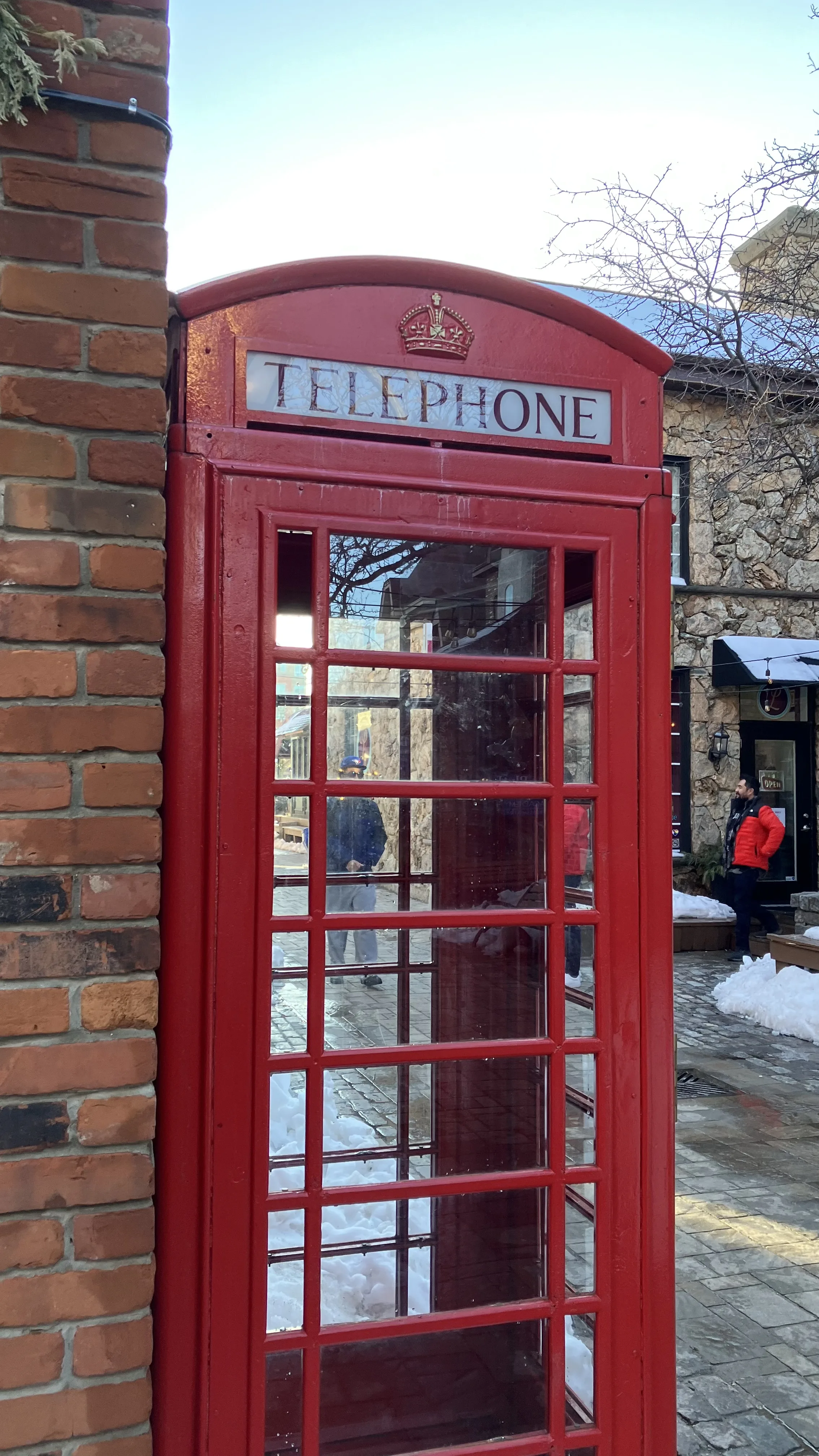 Cabine telefônica vermelha em Burlington Village Square durante o inverno