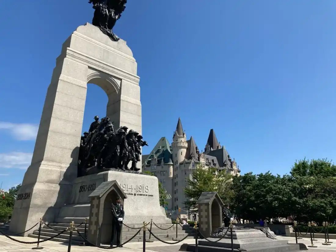 Monument commémoratif de guerre à Ottawa avec le Château Laurier en arrière-plan