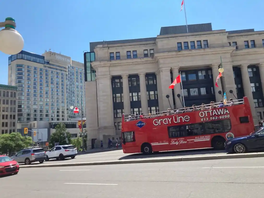 Autobus touristique rouge Lady Dive à Ottawa