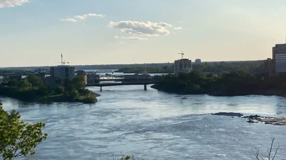 由首都區望向Gatineau Quebec嘅Ottawa River景色