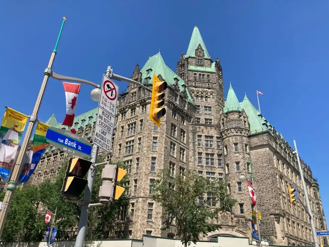 位於Bank Street同Wellington Street交界嘅石造建築，喺Ottawa市中心
