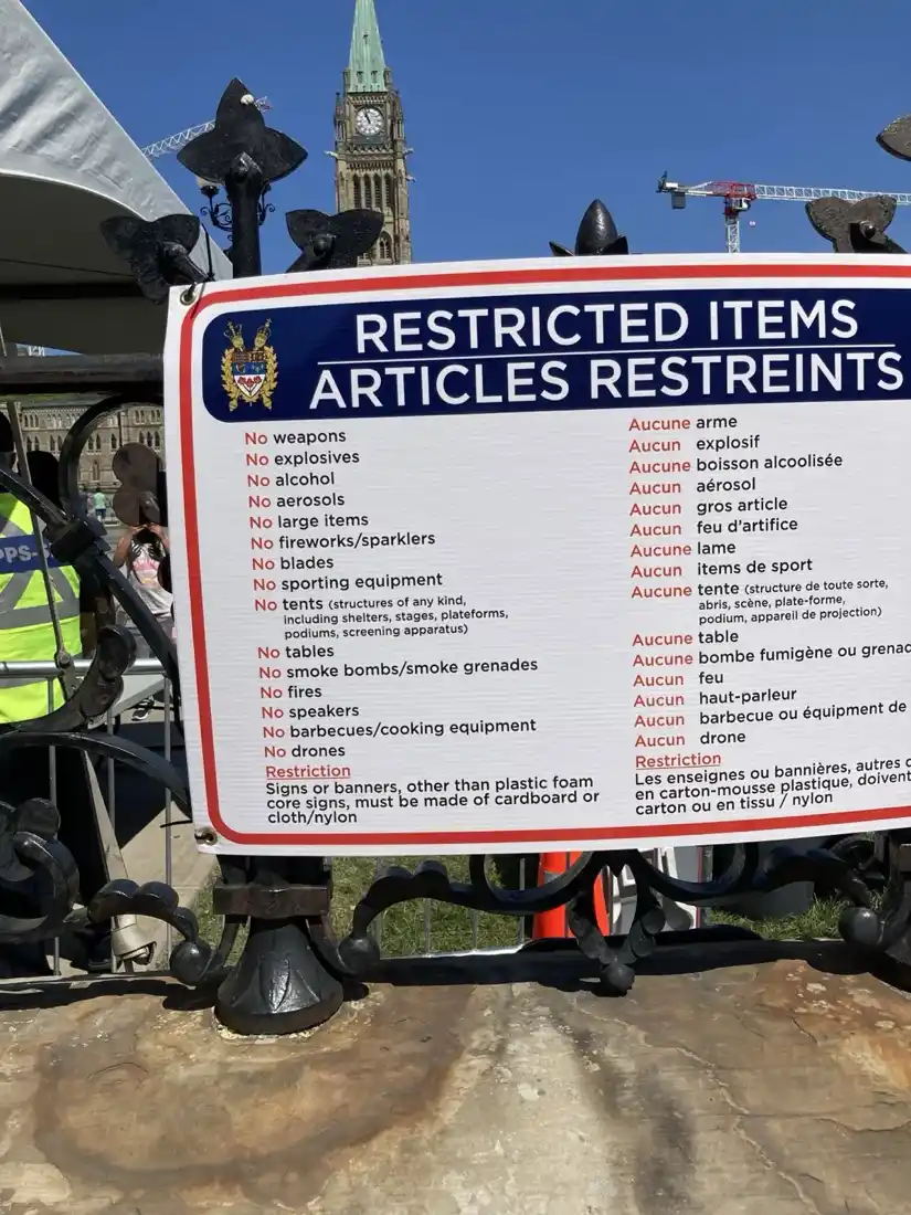 Panneau d’objets interdits devant Parliament Hill à Ottawa