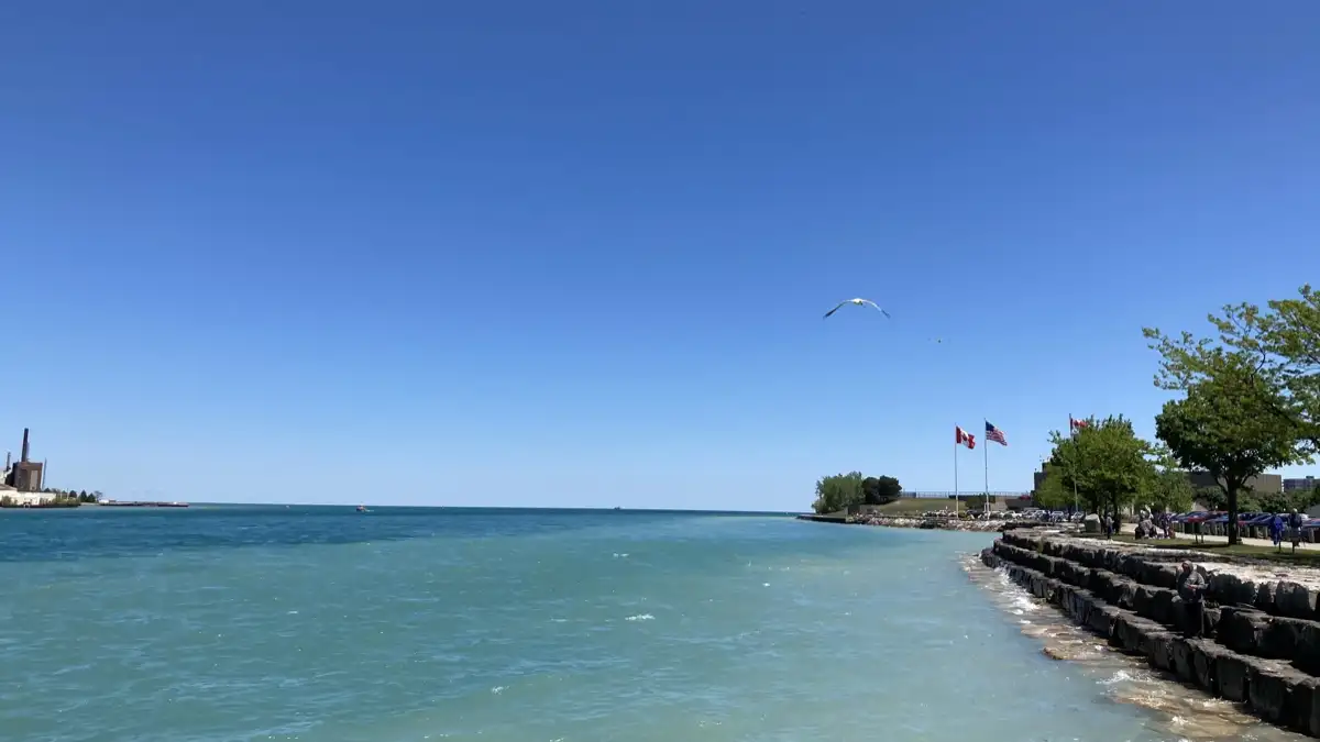 Água do Lago Blue Huron e vista da orla marítima de Point Edward em direção a Port Huron