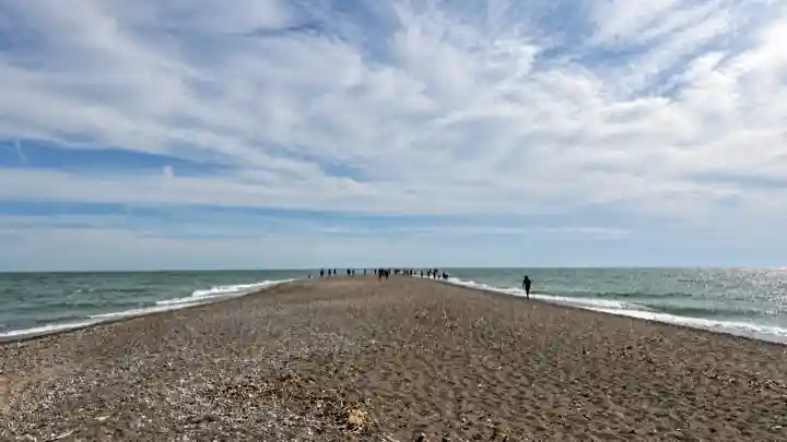 Wide view along the Point Pelee sandspit with Lake Erie water on each side