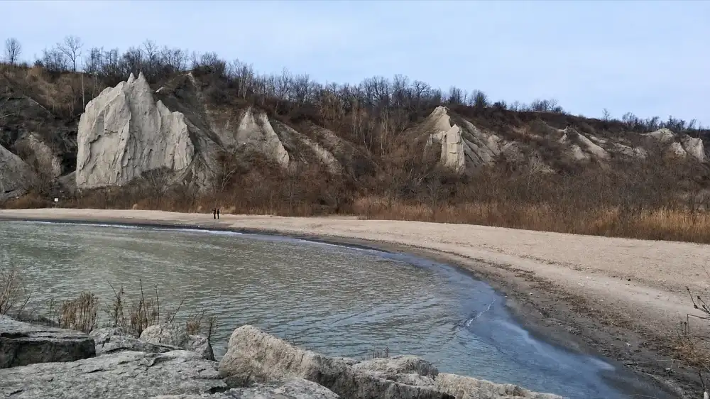 Formaciones geológicas de Scarborough Bluffs sobre la playa y el lago Ontario