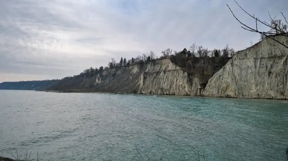 Vista panorámica de los acantilados de Scarborough Bluffs donde se encuentran con el lago Ontario.
