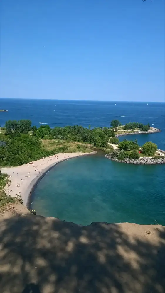 Playa de Bluffer's Park, veleros y Lago Ontario vistos desde arriba