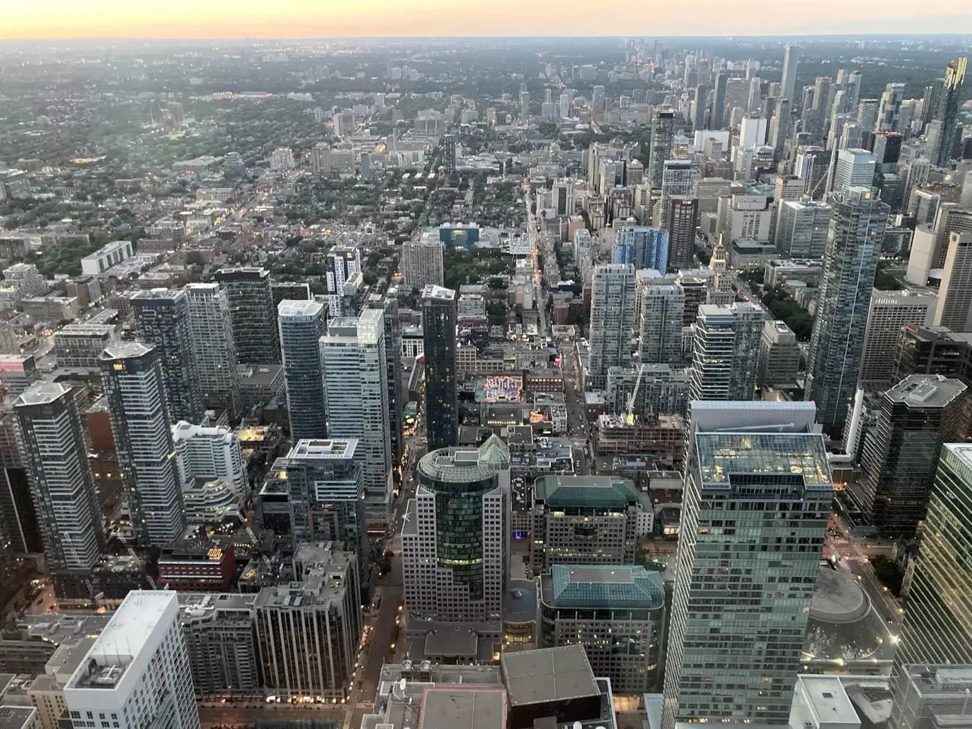 從 CN Tower 高處看 downtown Toronto。