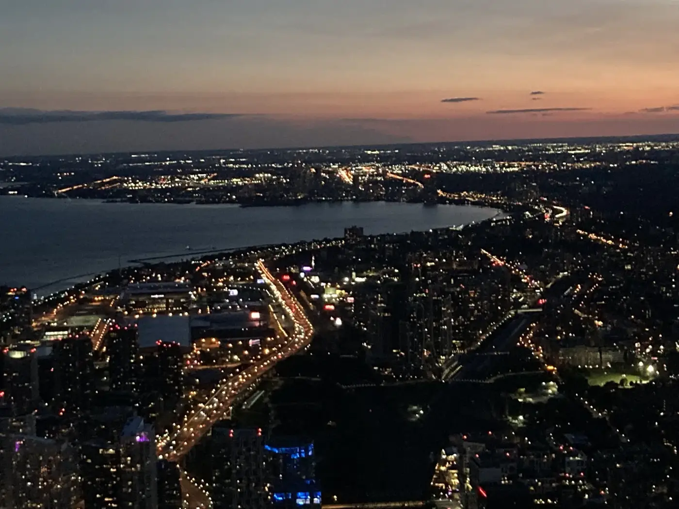 光線變暗後的 downtown Toronto。