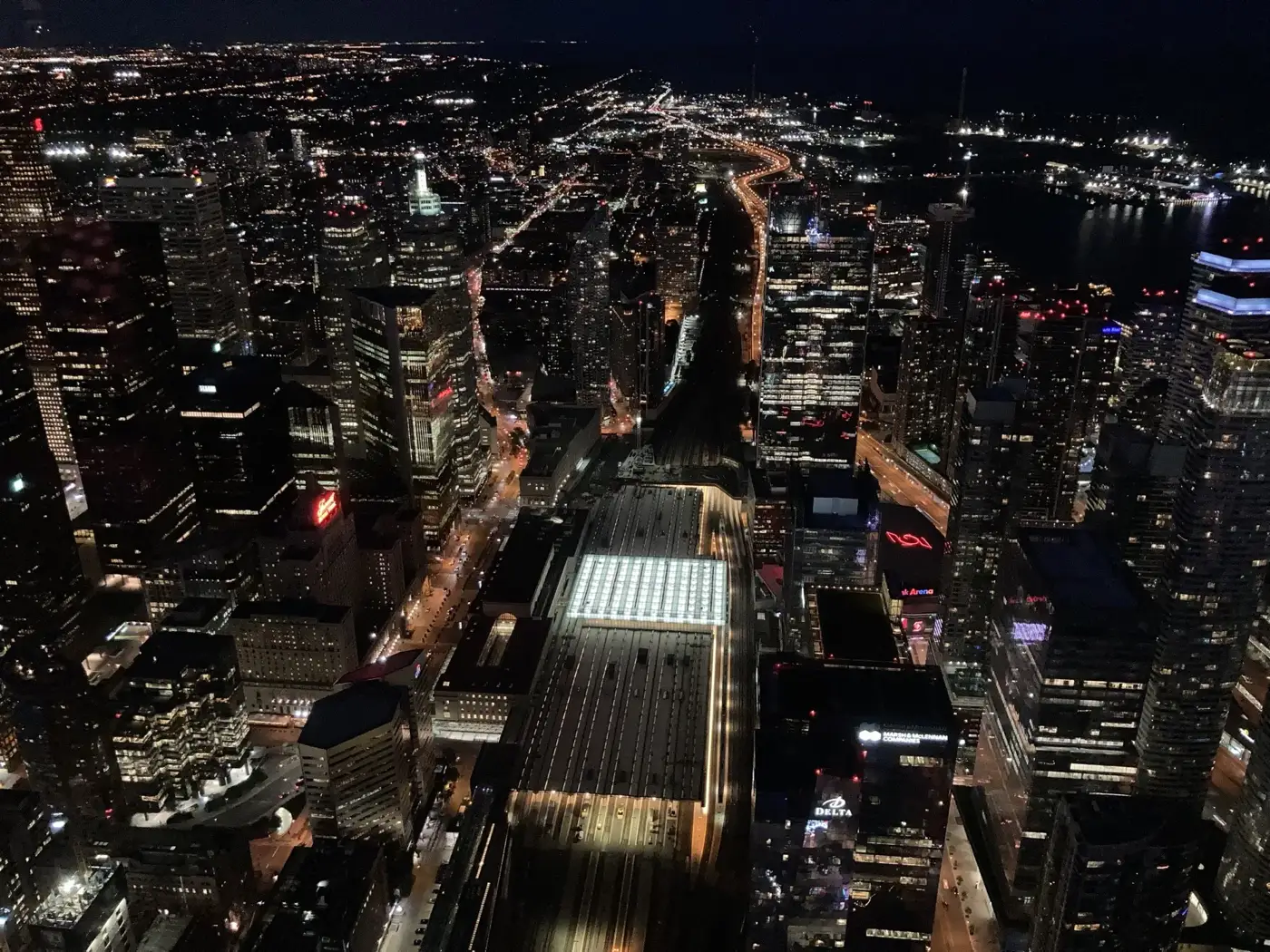 夜晚的 CN Tower 和白天感覺很不一樣。