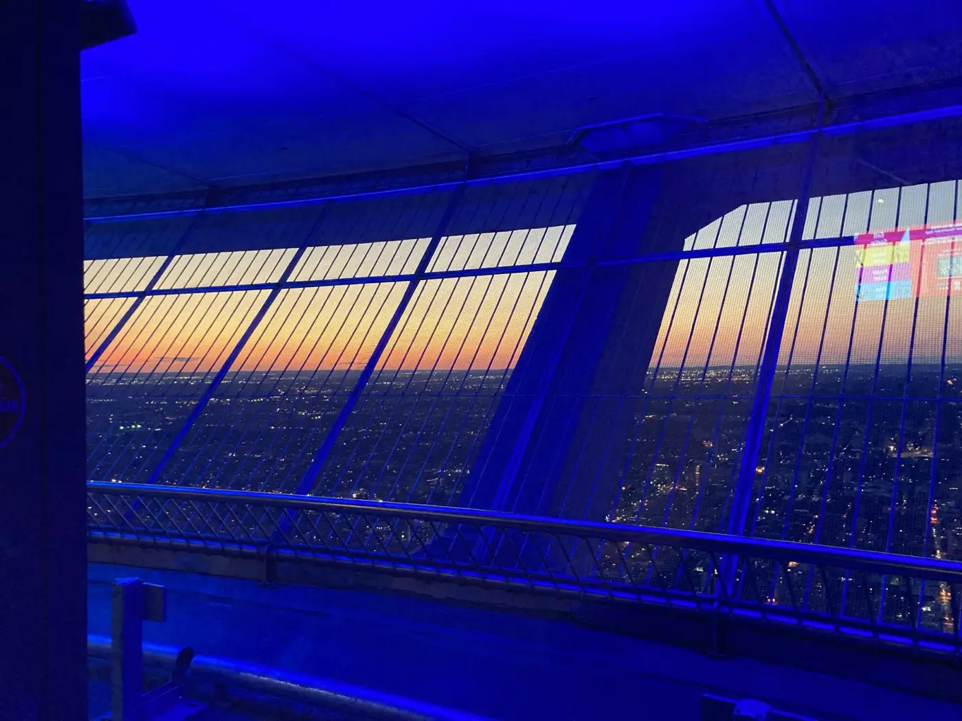 從高層窗戶看 Lake Ontario 和 downtown。