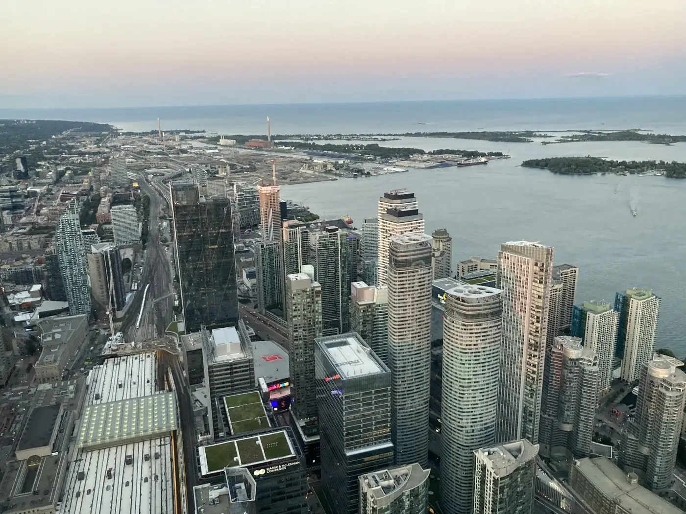 加拿大國家電視塔和市中心海濱附近的Toronto天際線和海港景觀