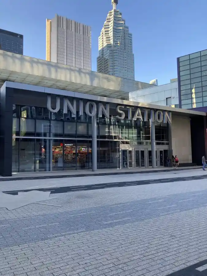 Façade d’Union Station avec la Tour CN visible tout près