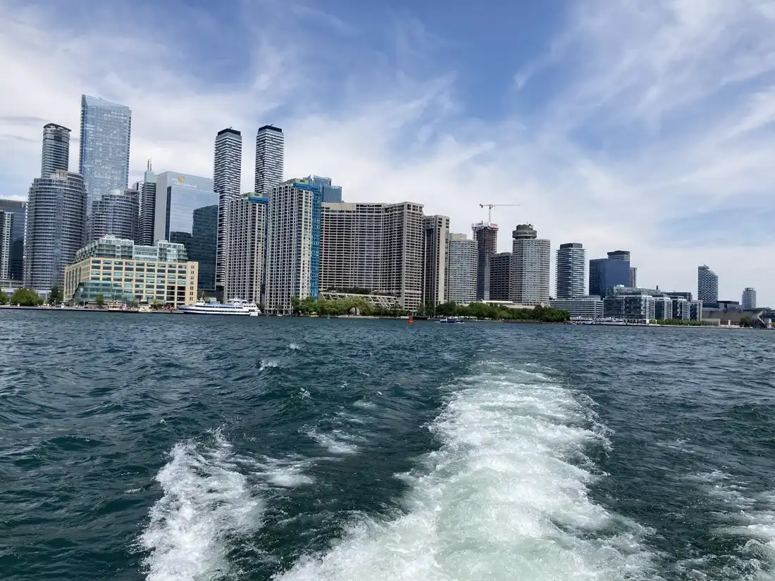 बंदरगाह नौका मार्ग से Toronto क्षितिज और Ontario झील
